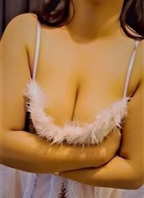 Escort zahra with black hair