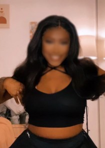 Escort Courtney with brown hair
